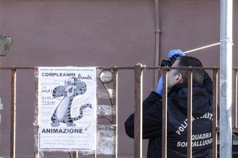 Roma Cadavere Di Un Uomo Trovato Nel Cortile Di Una Scuola