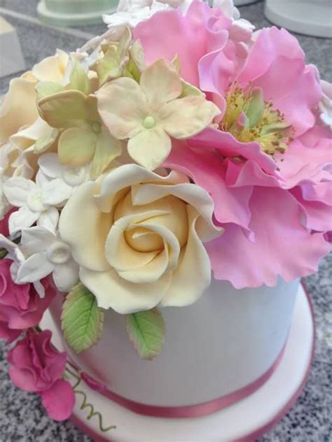 Pin By Lourdes Beltran On Lourdes Sugar Paste Flowers Sugar Flowers