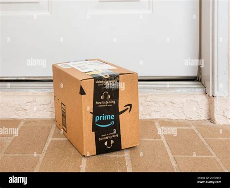 Amazon prime package hi-res stock photography and images - Alamy