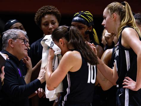 Uconn women defeat Tennessee before boisterous crowd in Knoxville