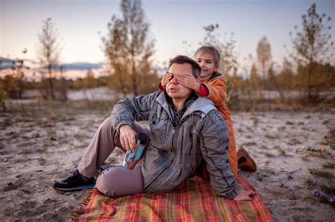 Promenade Dautomne En Famille Mignonne Fille Avec Son Père Assis Sur