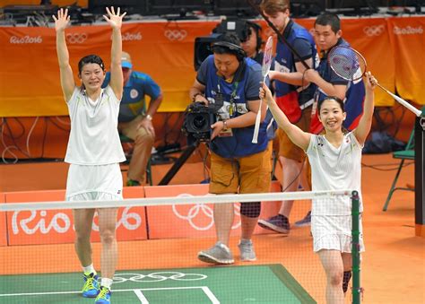 女子ダブルスで優勝し、声援にこたえる高橋礼華（左）と松友美佐紀＝樫山晃生撮影 （816）－バドミントン高橋・松友組が金 リオオリンピック