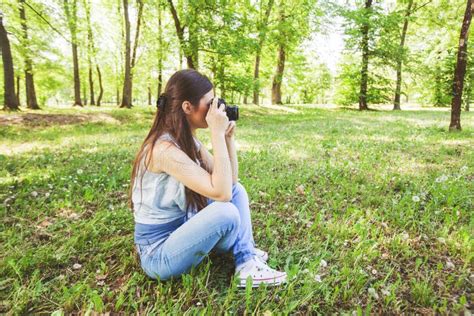 Photographe Amateur Outdoor De Jeune Femme Photo Stock Image Du Personne Jour 116255174