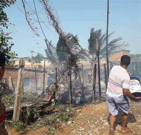 VÍDEO Casa fica completamente destruída após incêndio em Vila Velha