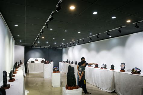 bức ảnh nude trên đá tại triển lãm của Thái Phiên Xuất bản ZNEWS VN