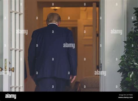 US Präsident Donald J Trump kehrt nach einer Pressekonferenz im Weißen