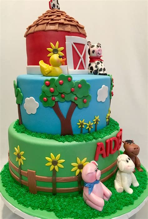 Mymonicakes Barnyard Cake With Fondant Animal Sculptures