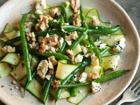 Bohnensalat mit Gurken Käse und Nüssen Rezept EAT SMARTER