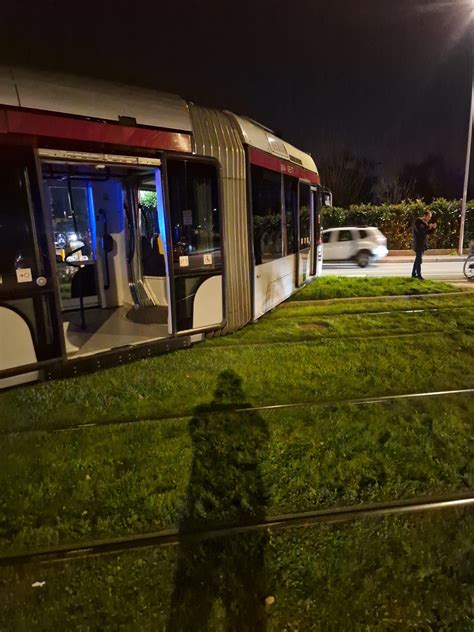 Incidente A Scandicci Scontro Con Un Auto Fa Deragliare Il Tram