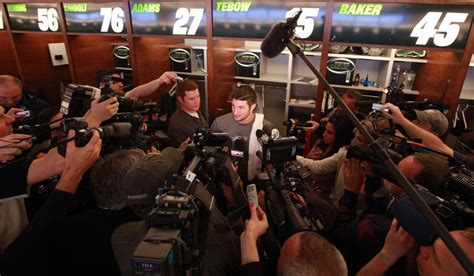 Tim Tebow Draws Crowd As Jets Open Locker Room The New York Times