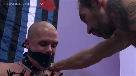 Muscular stud tormented with clothespins and icy hot on his balls Vidéos Porno Gratuites