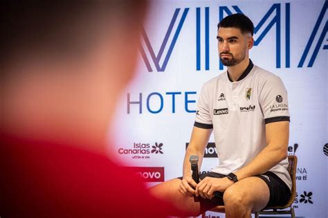 FOTOS Presentación de Dusan Ristic jugador del Lenovo Tenerife