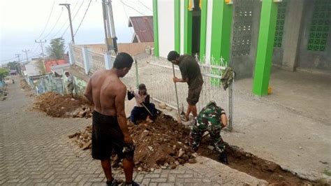 Bersama Warga Babinsa Pulau Hiri Ternate Perbaiki Saluran Air