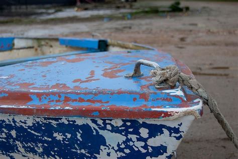 Premium Photo Boats Stranded By Low Tide On The River Orwell At Pin