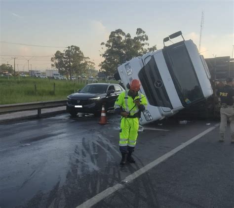 Trânsito na BR 101 é bloqueado devido a tombamento de carreta