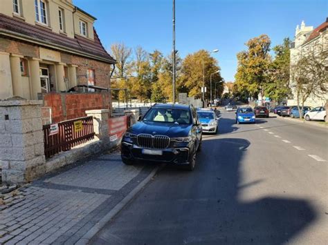 Posypały się mandaty za złe parkowanie Policja przypomina parkuj