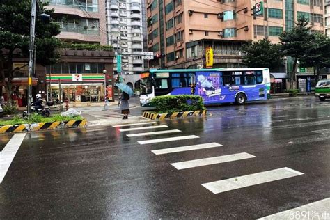 減少a柱死角憾事！「行穿線退縮」與「庇護島」守護行人安全 汽車趣文8891汽車