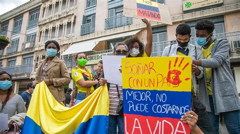 Un Numeroso Grupo De Colombianos Protesta En Ciudad Real Contra El Gobierno De Iván Duque