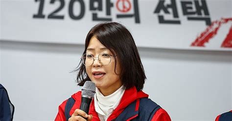 발언하는 박희은 민주노총 위원장 후보