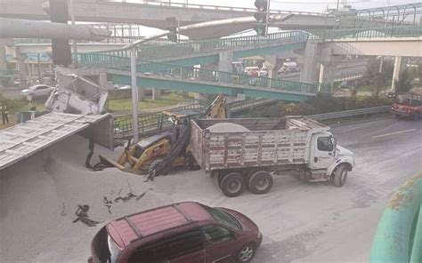 Vuelca tráiler cargada de arena sobre la carretera Texcoco Lechería