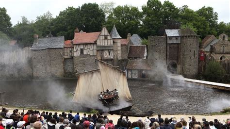 Présentation des Chevaliers de la Table Ronde Le Puy du Fou un puit