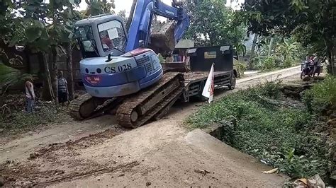 Excavator Komatsu Pc 75 Uu Naik Truck Youtube