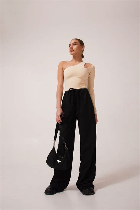 Боди с асимметричным вырезом на плече CREME BRULEE | SOHO