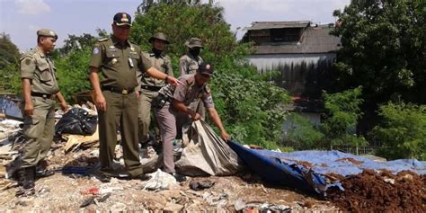 Foto Pertanyaannya Ada Enggak Gubuk Di Bantaran Kali Kenapa Enggak