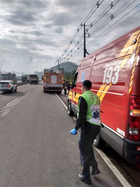 Motociclista fica a perna prensada entre moto e carreta após