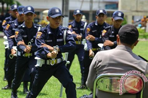 Polda Jatim Tertibkan Seragam Satpam Antara News