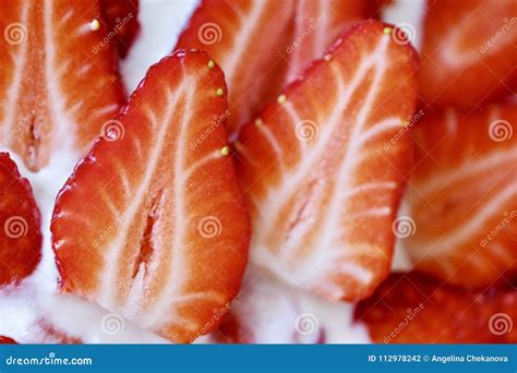 Torta Deliciosa Con Las Fresas Y La Crema Frescas Foto De Archivo