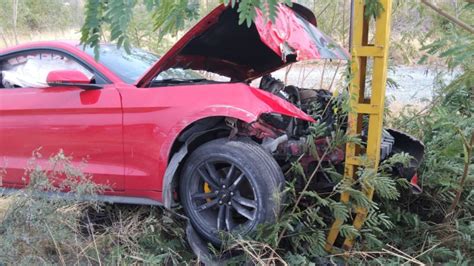 Auto choca contra poste y queda al borde de caer al río Santa Catarina