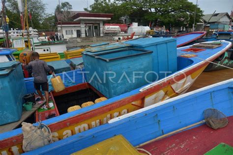 Kapal Nelayan Antre Solar Di Spbn Banda Aceh Antara Foto