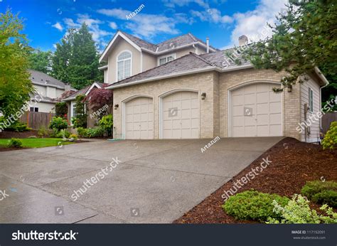 Large Beige House Three Car Garage Stock Photo 117192091 - Shutterstock