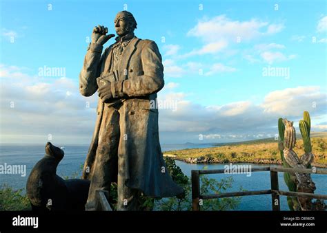 Estatua De Charles Darwin Con Vistas A Darwin Cove O Tierjeta Bay El