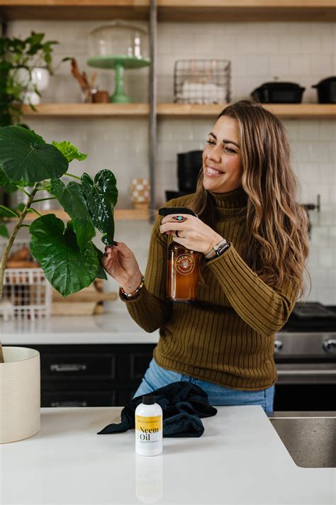 How to Use Neem Oil on Plants | Happy Happy Houseplant