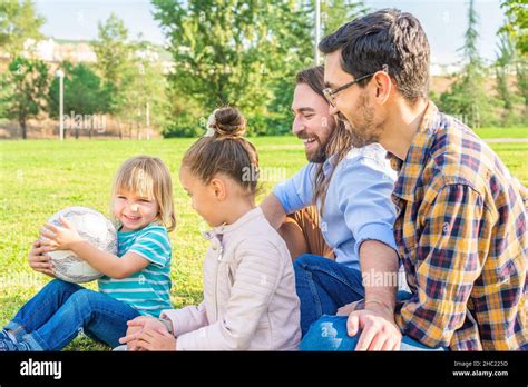 Couple gay avec enfants Banque de photographies et dimages à haute résolution Alamy