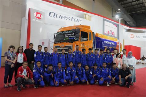 Astra UD Truck Ajak Siswa SMK Kelas Quester Kunjungi Boothnya Di