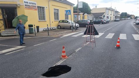 Si Apre Una Voragine Nella Strada A Garbagna Traffico Bloccato E Sul