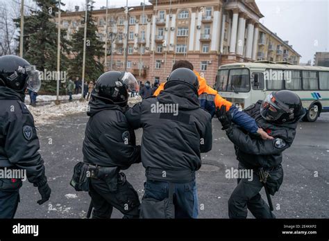 Police Dispersing Hi Res Stock Photography And Images Alamy