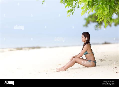 Belle Femme Philippine Assis Dans Son Bikini Sur Une Plage Tropicale Dans Son Bikini Sur Le