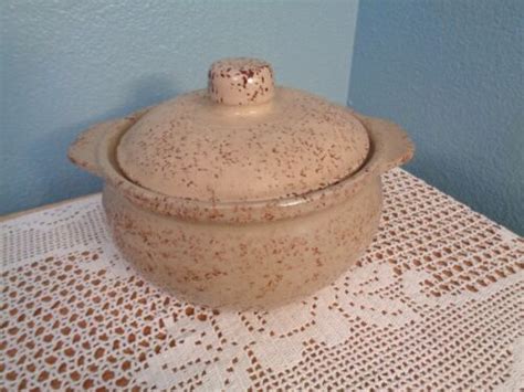 MONMOUTH MAPLE LEAF STONEWARE POTTERY CASSEROLE WITH LID USA SPECKED