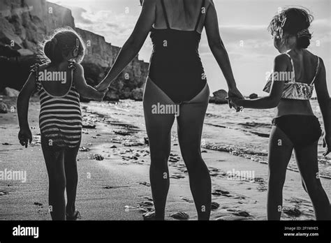 Petite Fille En Bikini Plage Banque D Images Noir Et Blanc Alamy