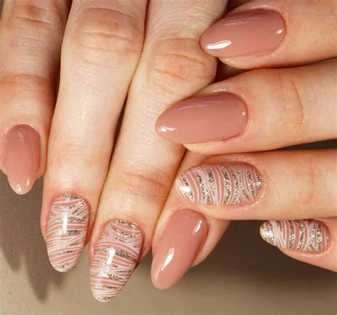 Nail Art 2018 Unghie Nude Finitura Brillante Alcune Unghie Decorate