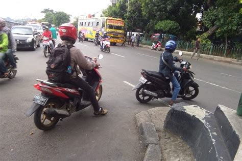 Banyak Pengendara Lawan Arus Di Putaran Arah Tanah Merdeka Republika