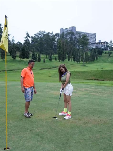 Momen Cupi Cupita Main Golf Mesra Bareng Calon Suami