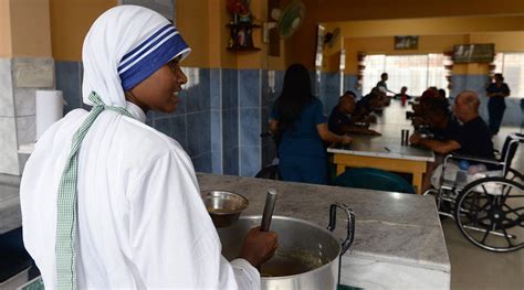 Seis Misioneras De La Caridad Imitan En Guayaquil A La Madre Teresa