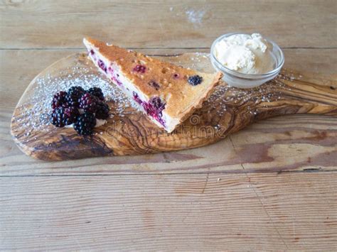 Tarta De Las Natillas Del Huevo De Blackberry Con Helado De Vainilla