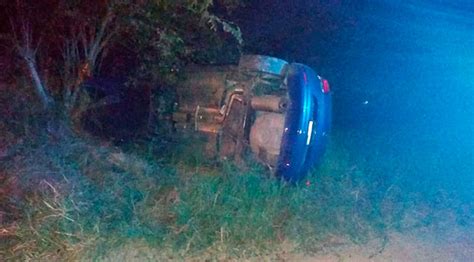 Perdió el control de su auto y terminó en el monte volcado en Poza Rica