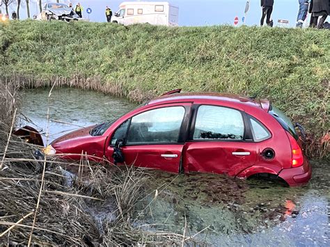 Automobiliste 36 Te Water Geraakt Na Flinke Aanrijding Tussen Twee